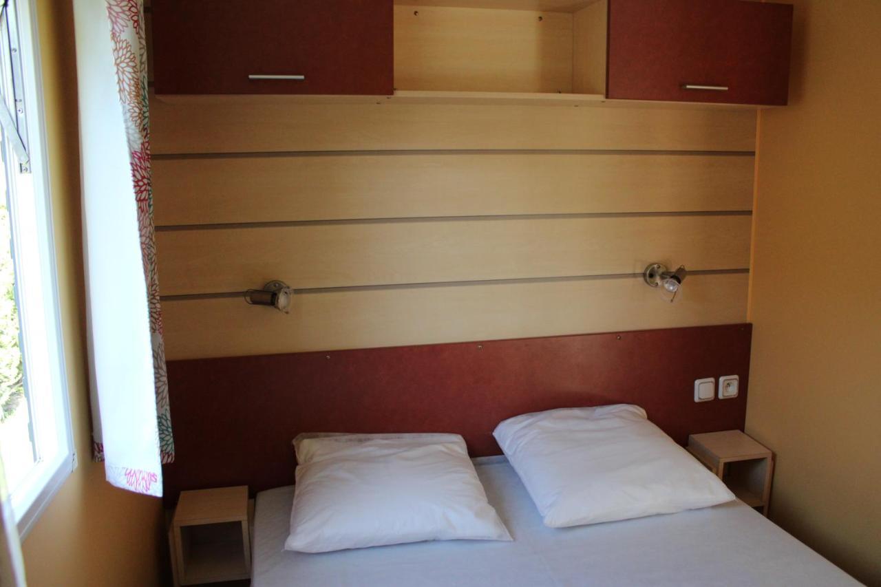 Camping Familial Paisible Avec Piscine, Mobil Home , Chalet, Studio & Emplacement Nue Casties-Labrande Esterno foto