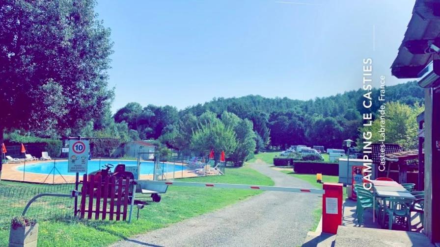 Camping Familial Paisible Avec Piscine, Mobil Home , Chalet, Studio & Emplacement Nue Casties-Labrande Esterno foto