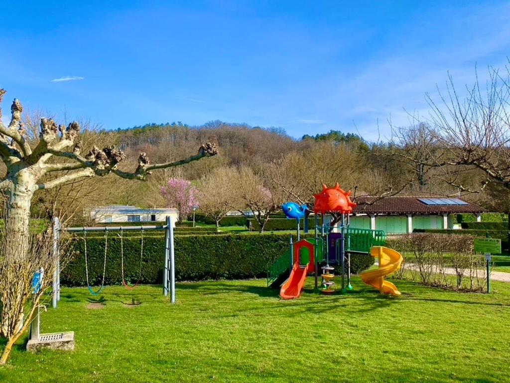 Camping Familial Paisible Avec Piscine, Mobil Home , Chalet, Studio & Emplacement Nue Casties-Labrande Esterno foto