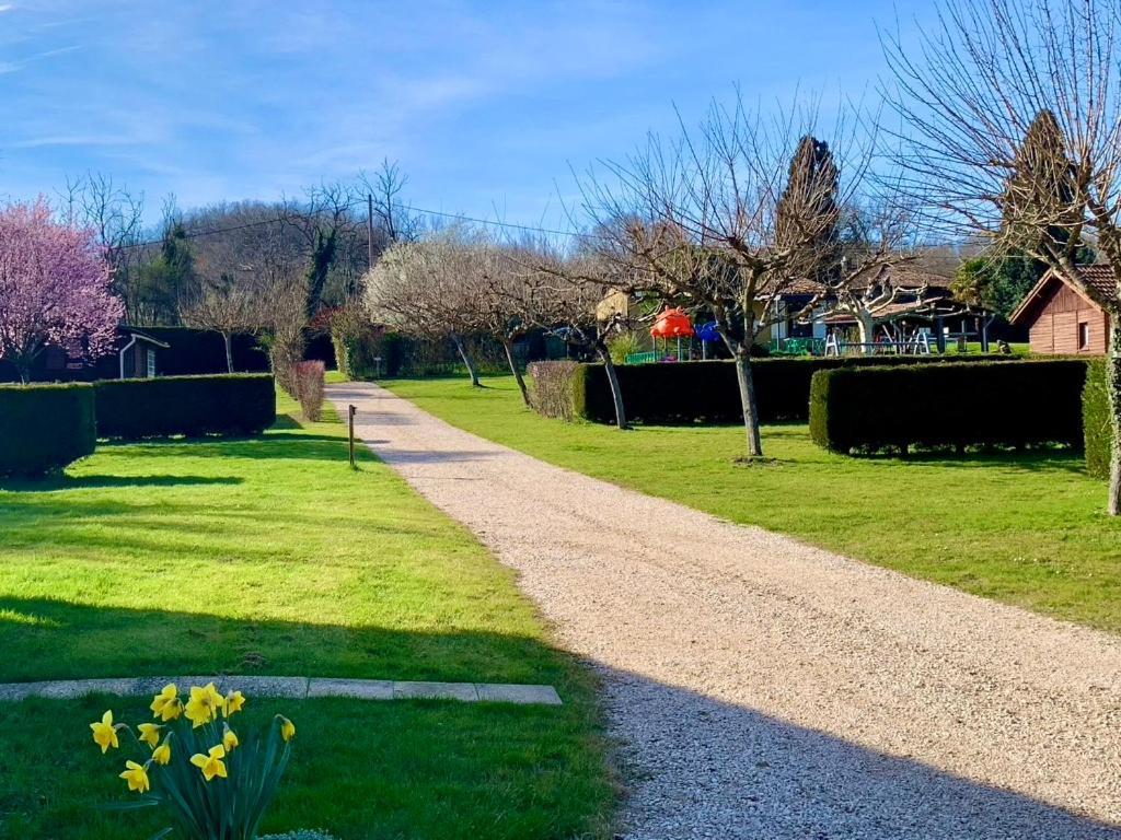 Camping Familial Paisible Avec Piscine, Mobil Home , Chalet, Studio & Emplacement Nue Casties-Labrande Esterno foto