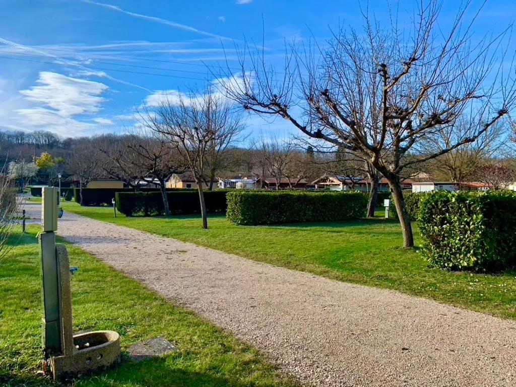 Camping Familial Paisible Avec Piscine, Mobil Home , Chalet, Studio & Emplacement Nue Casties-Labrande Esterno foto