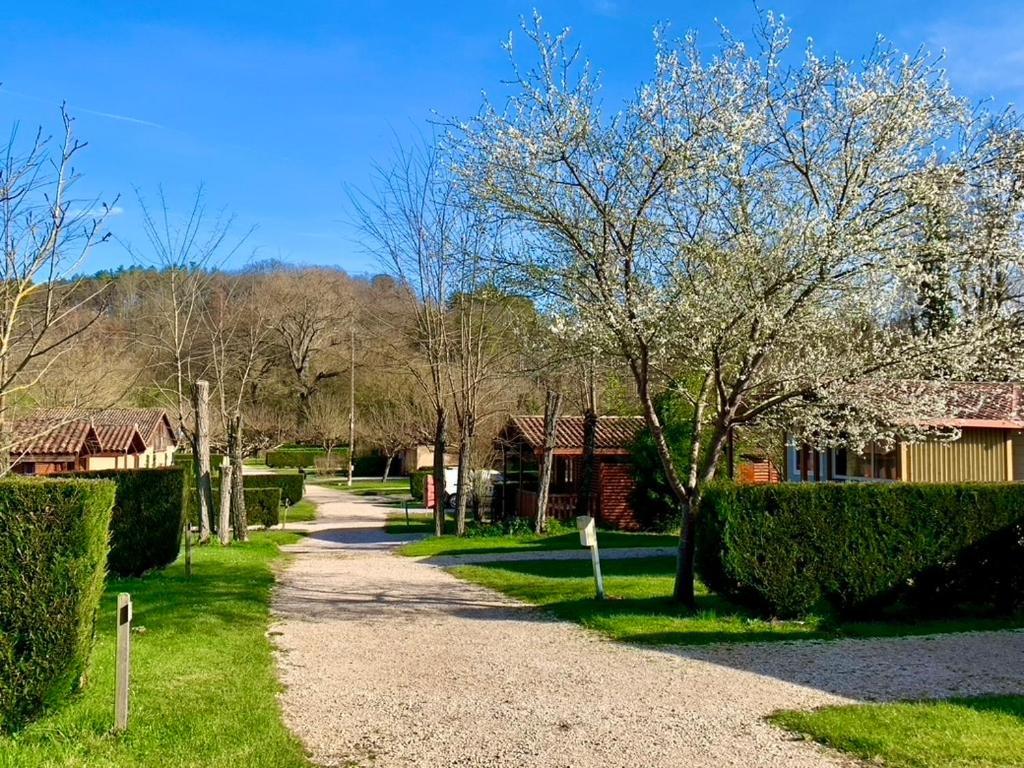 Camping Familial Paisible Avec Piscine, Mobil Home , Chalet, Studio & Emplacement Nue Casties-Labrande Esterno foto