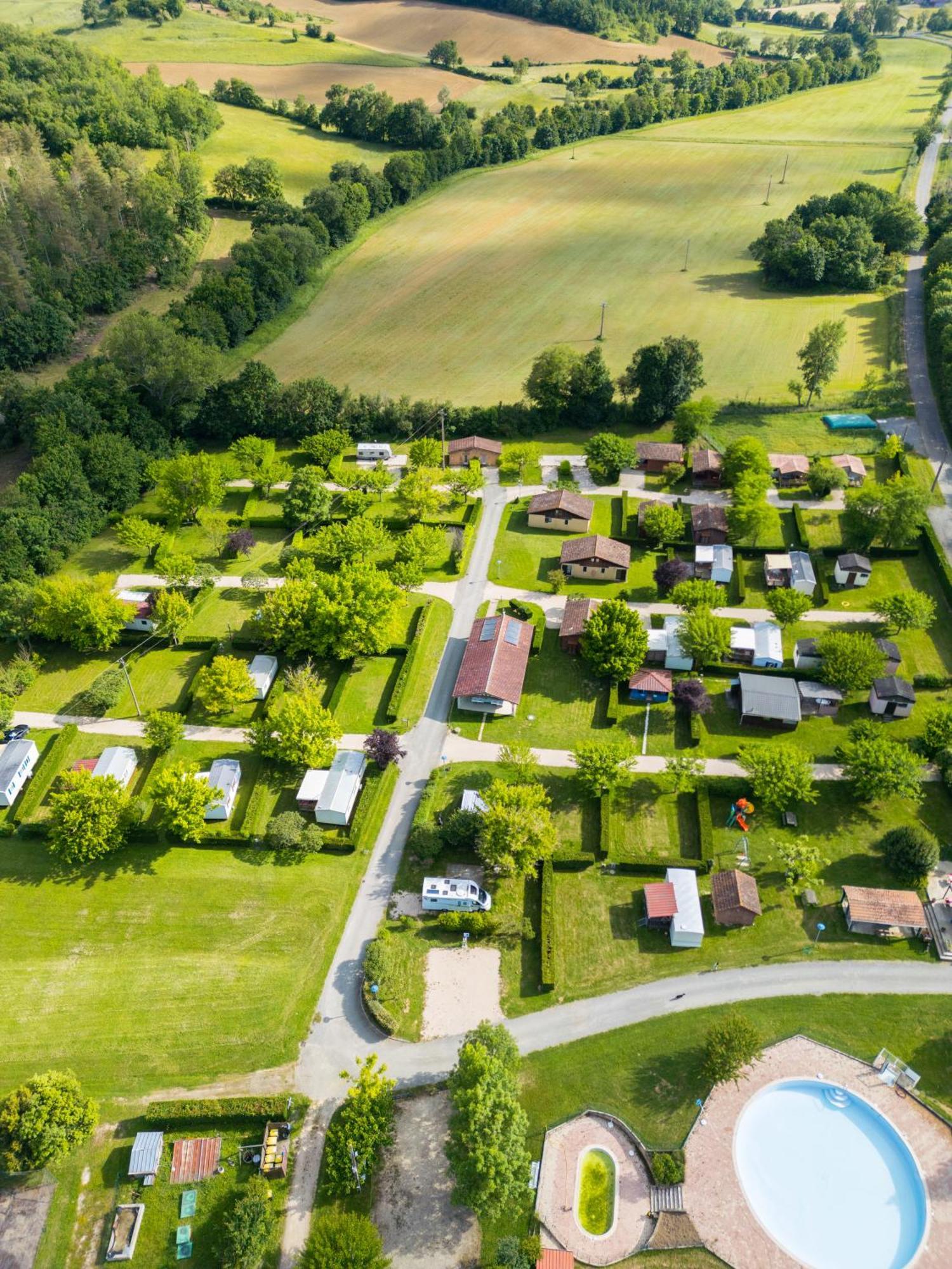 Camping Familial Paisible Avec Piscine, Mobil Home , Chalet, Studio & Emplacement Nue Casties-Labrande Esterno foto