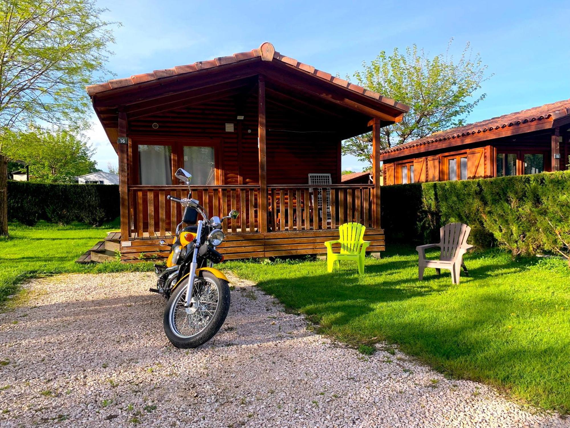 Camping Familial Paisible Avec Piscine, Mobil Home , Chalet, Studio & Emplacement Nue Casties-Labrande Esterno foto