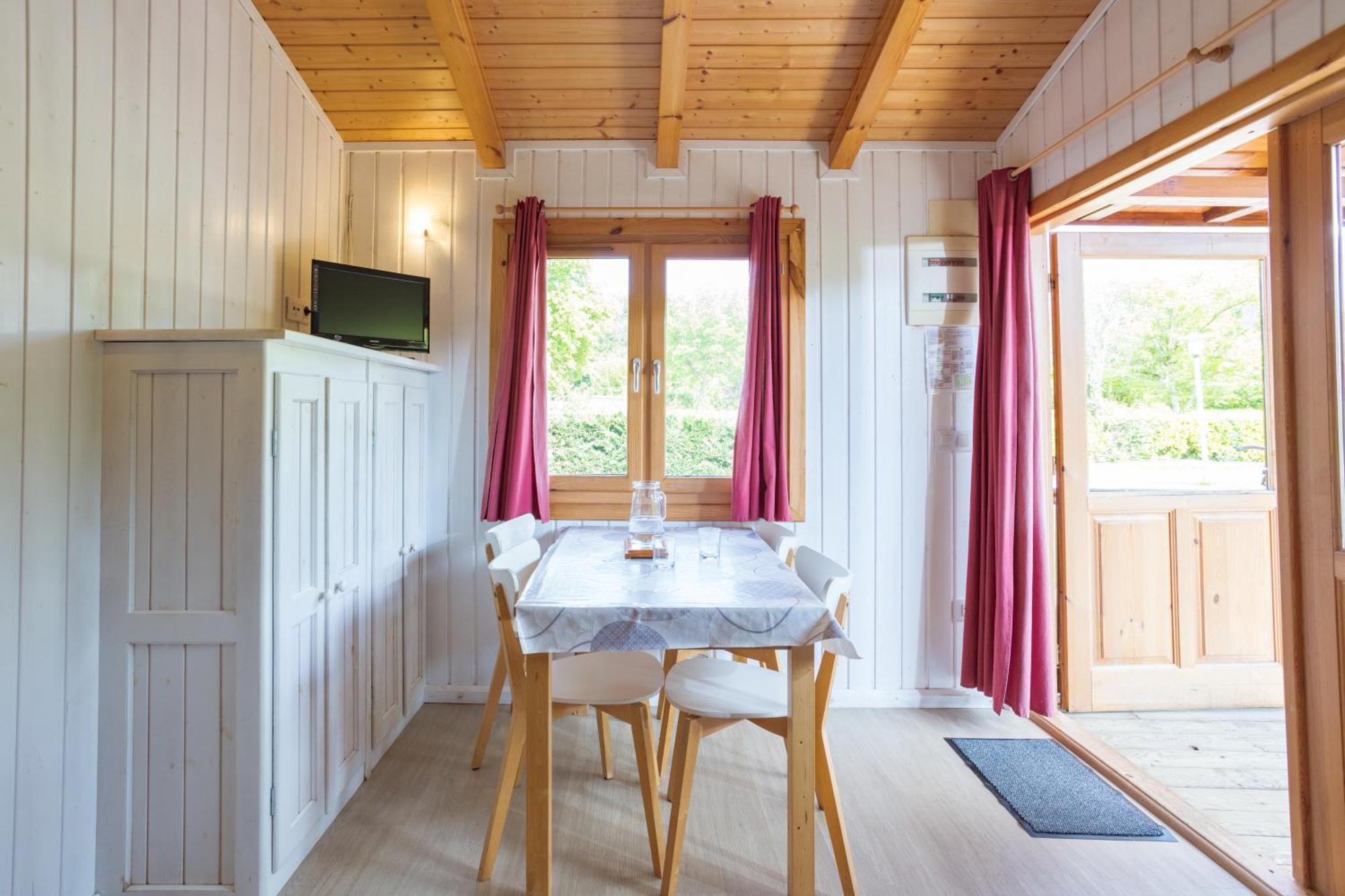 Camping Familial Paisible Avec Piscine, Mobil Home , Chalet, Studio & Emplacement Nue Casties-Labrande Esterno foto
