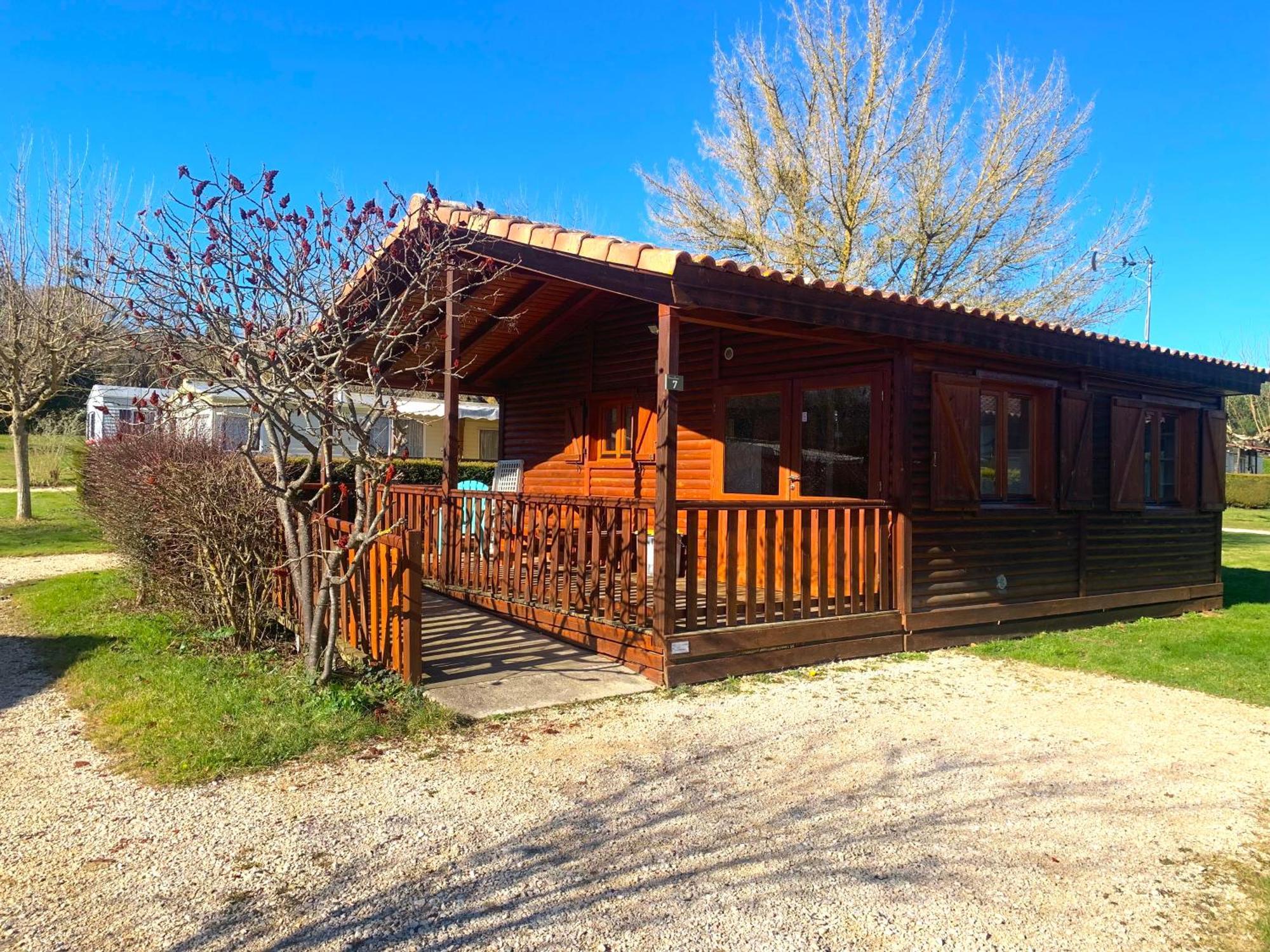 Camping Familial Paisible Avec Piscine, Mobil Home , Chalet, Studio & Emplacement Nue Casties-Labrande Esterno foto