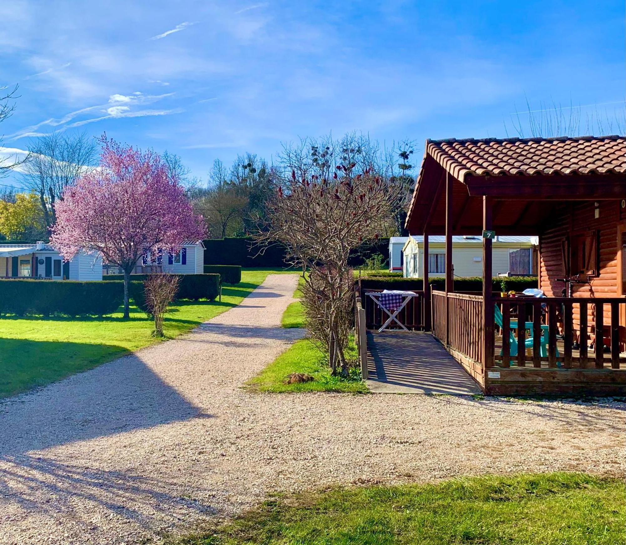 Camping Familial Paisible Avec Piscine, Mobil Home , Chalet, Studio & Emplacement Nue Casties-Labrande Esterno foto