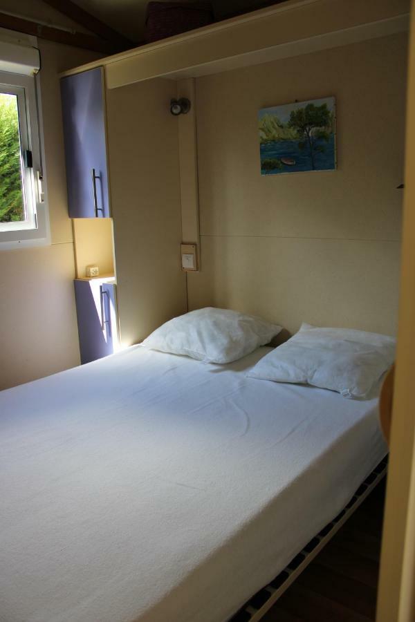 Camping Familial Paisible Avec Piscine, Mobil Home , Chalet, Studio & Emplacement Nue Casties-Labrande Esterno foto