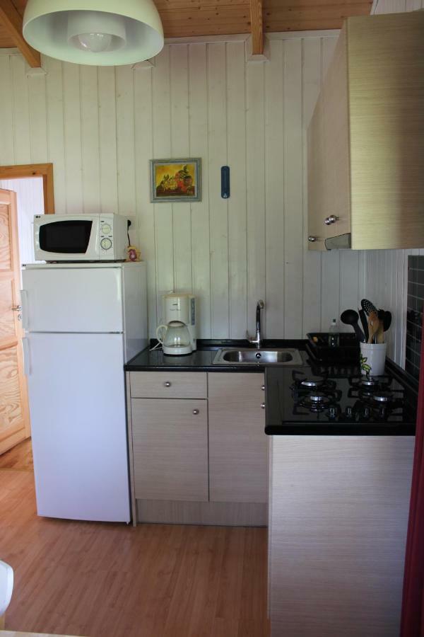 Camping Familial Paisible Avec Piscine, Mobil Home , Chalet, Studio & Emplacement Nue Casties-Labrande Esterno foto