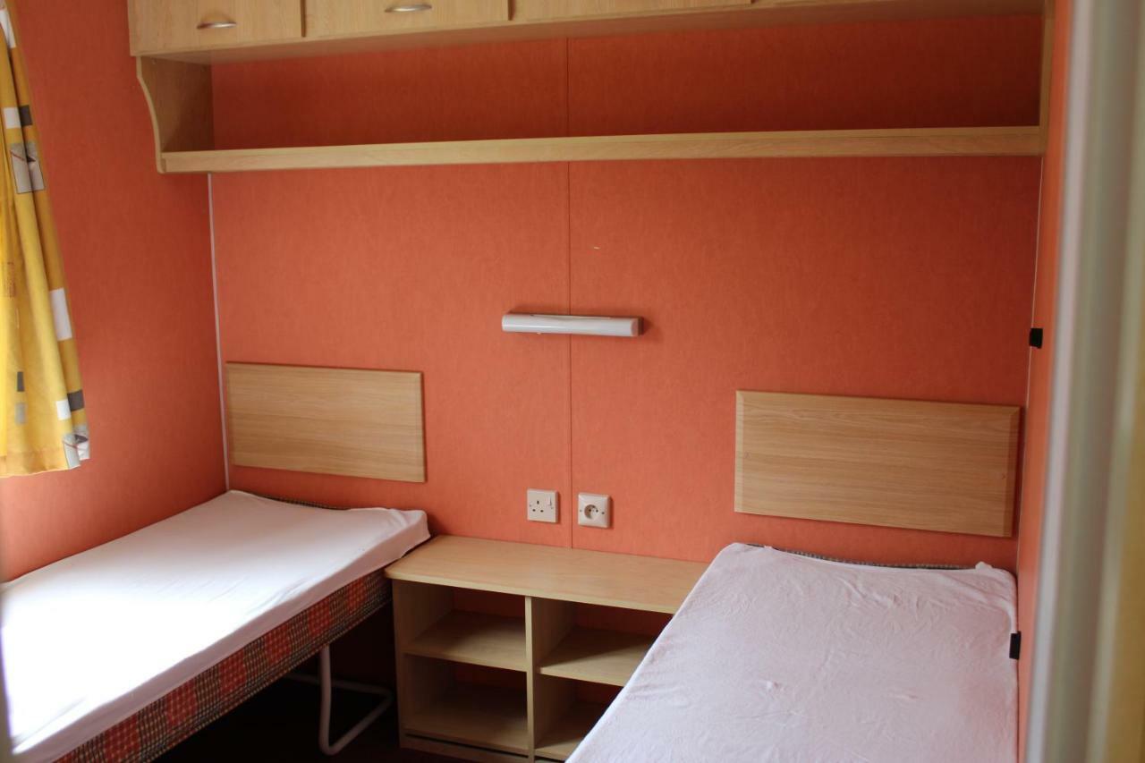Camping Familial Paisible Avec Piscine, Mobil Home , Chalet, Studio & Emplacement Nue Casties-Labrande Esterno foto