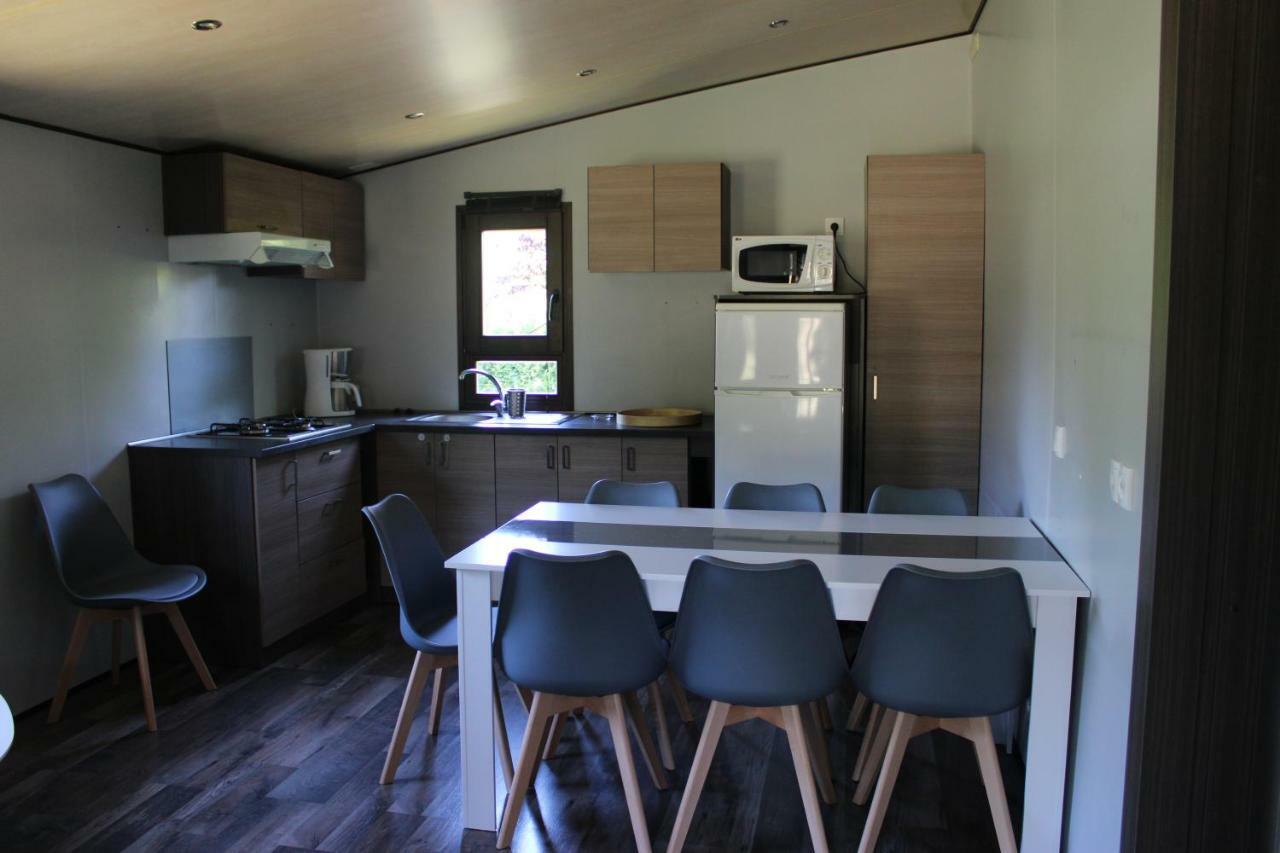 Camping Familial Paisible Avec Piscine, Mobil Home , Chalet, Studio & Emplacement Nue Casties-Labrande Esterno foto